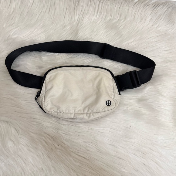 Lululemon Everywhere Belt Bag 1L | White Opal & Black - Picture 2 of 8